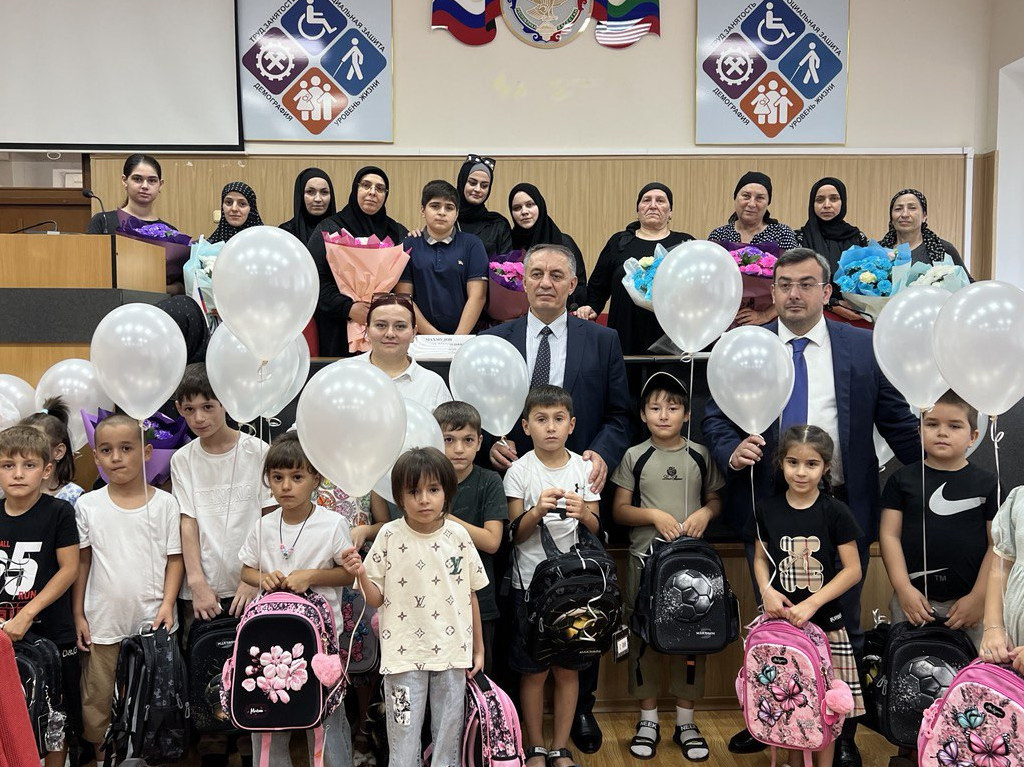 Абдурахман Махмудов и Магомедзагид Кихасуров поздравили первоклашек из семей участников СВО с началом первого учебного года